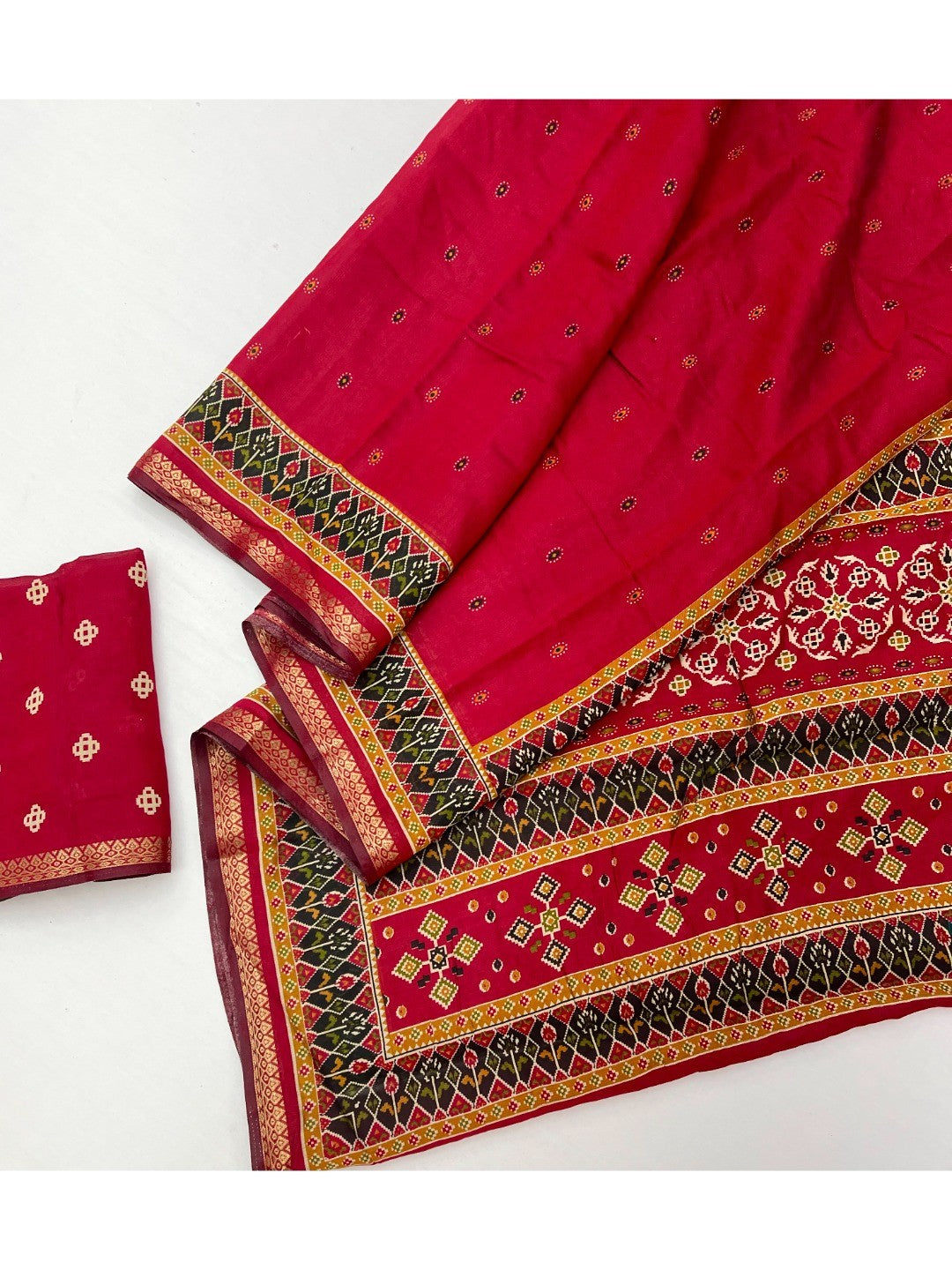 Stunning Red Viscose Saree with Traditional Print Border & Graceful Look - Image 2