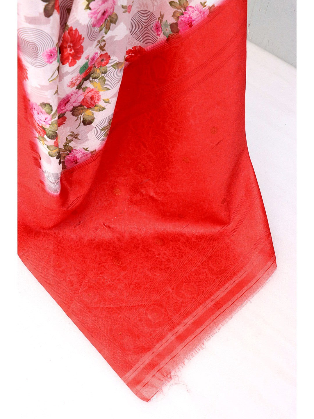 White & Red Floral Digital Print Silk Blend Lucknowi Saree With Jacquard Woven Border & Rich Pallu - Image 2