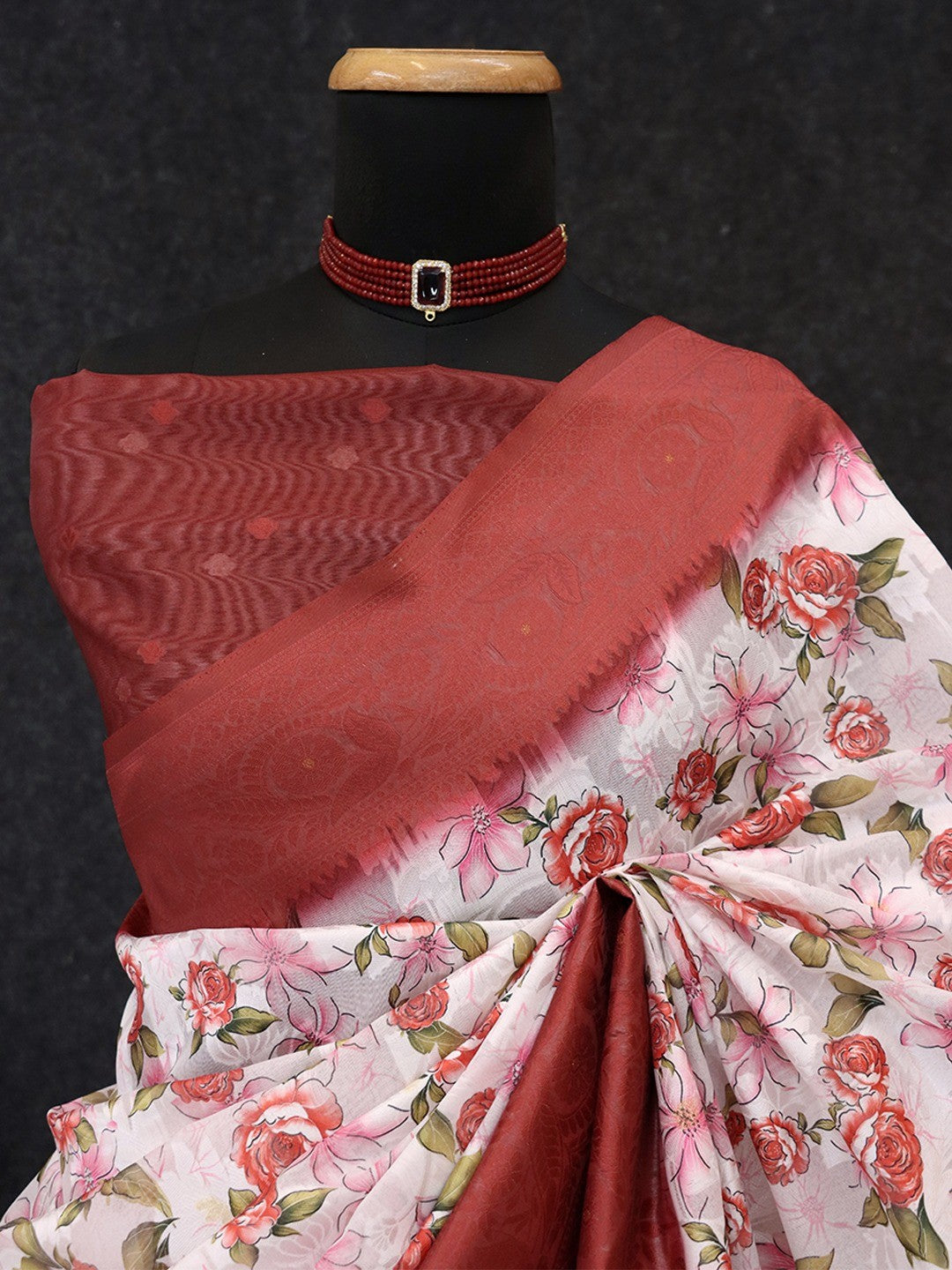 White & Maroon Floral Digital Printed Silk Blend Lucknowi Saree With Jacquard Woven Border & Pallu - Image 3