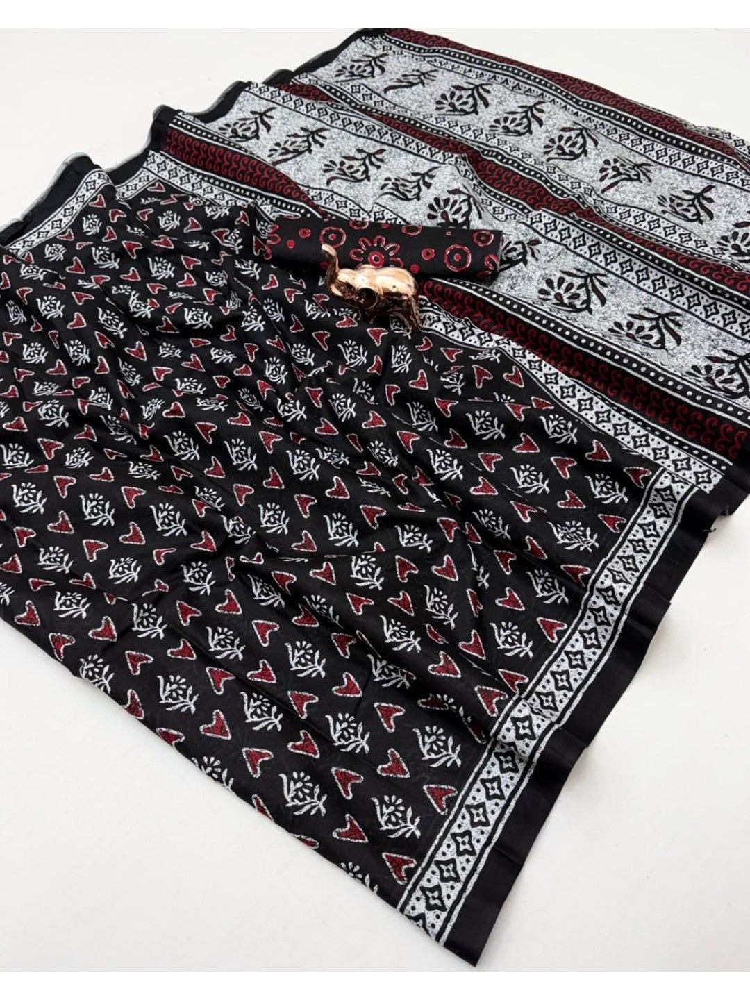 Trendy Black Floral & Geometric Printed Mulmul Cotton Saree With Unique Pattern Work - Image 3