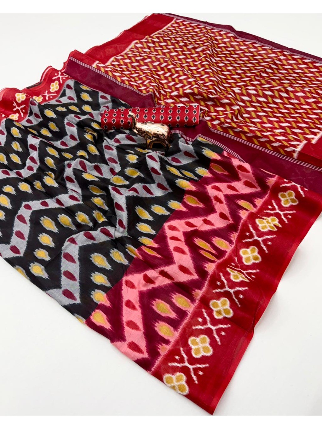 Elegant Red & Black Ikkat Print Mulmul Cotton Saree With Traditional Pattern Design - Image 2