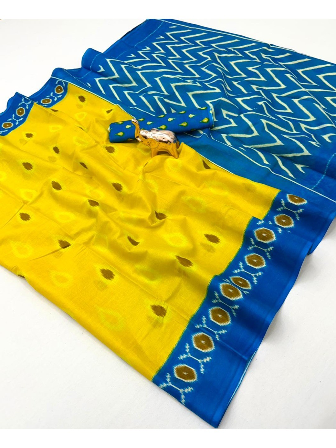 Trendy Mustard Ikkat Print Mulmul Cotton Saree With Stylish Zig Zag Pattern Pallu - Image 3