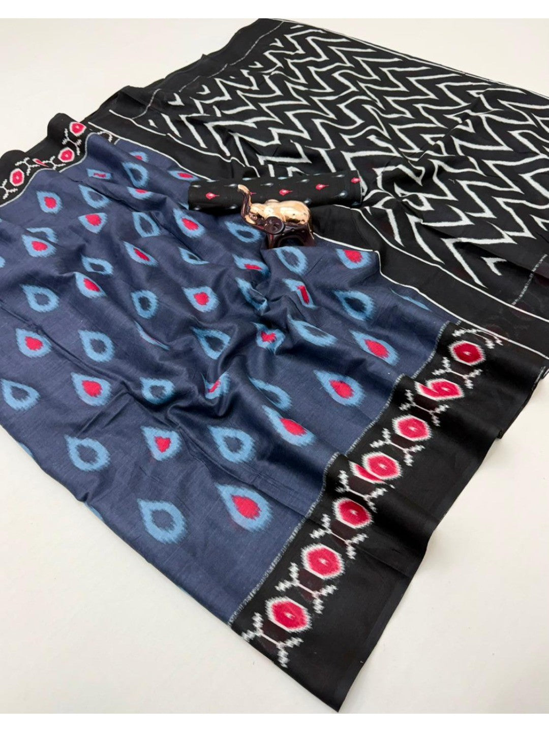 Trendy Slate Blue Ikkat Print Mulmul Cotton Saree With Stylish Zig Zag Pattern Pallu - Image 3