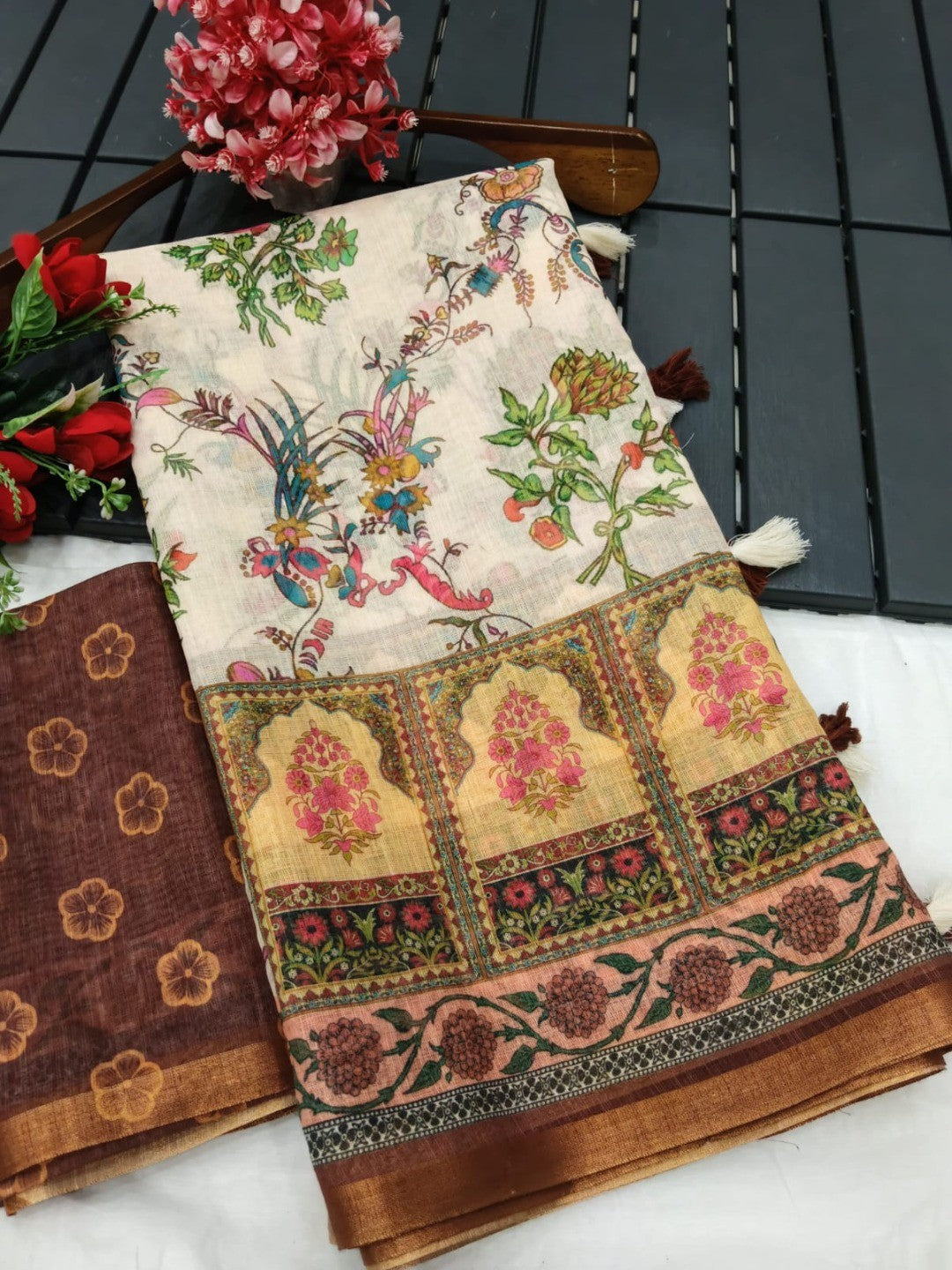 Cream Linen Floral Printed Saree with Brown Blouse for Stylish Ethnic Wear - Image 4