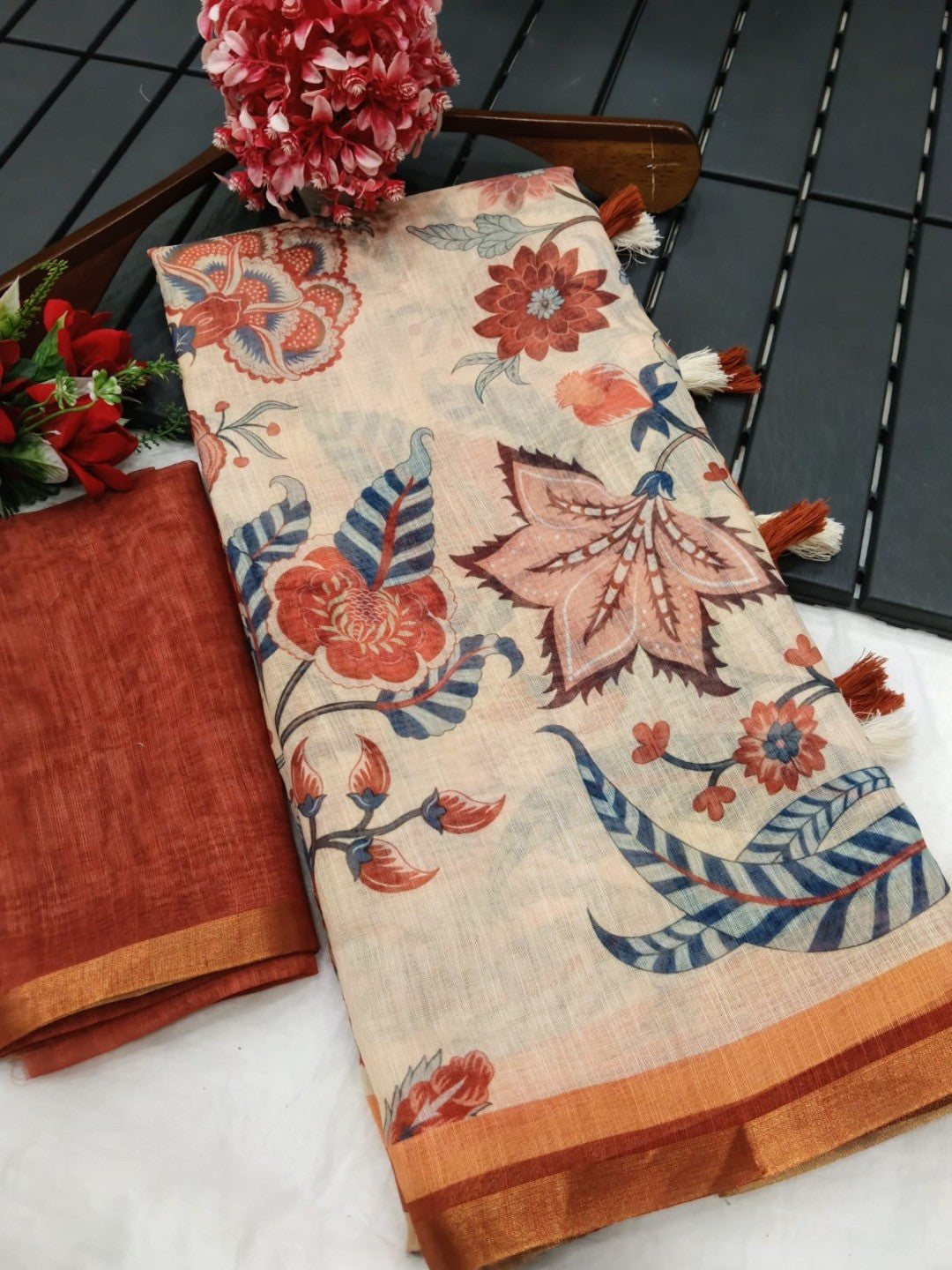 Elegant Beige Linen Floral Printed Saree with Contrast Border - Image 3