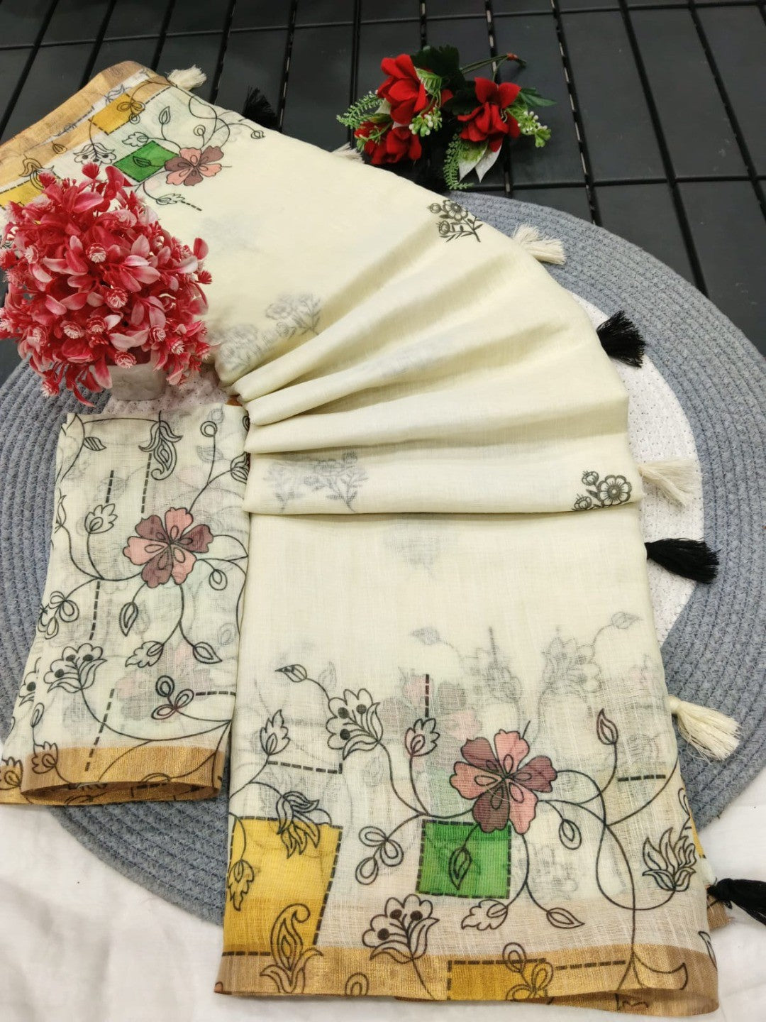 Classic Cream Linen Saree with Floral Printed Border and Graceful Feminine Appeal - Image 5
