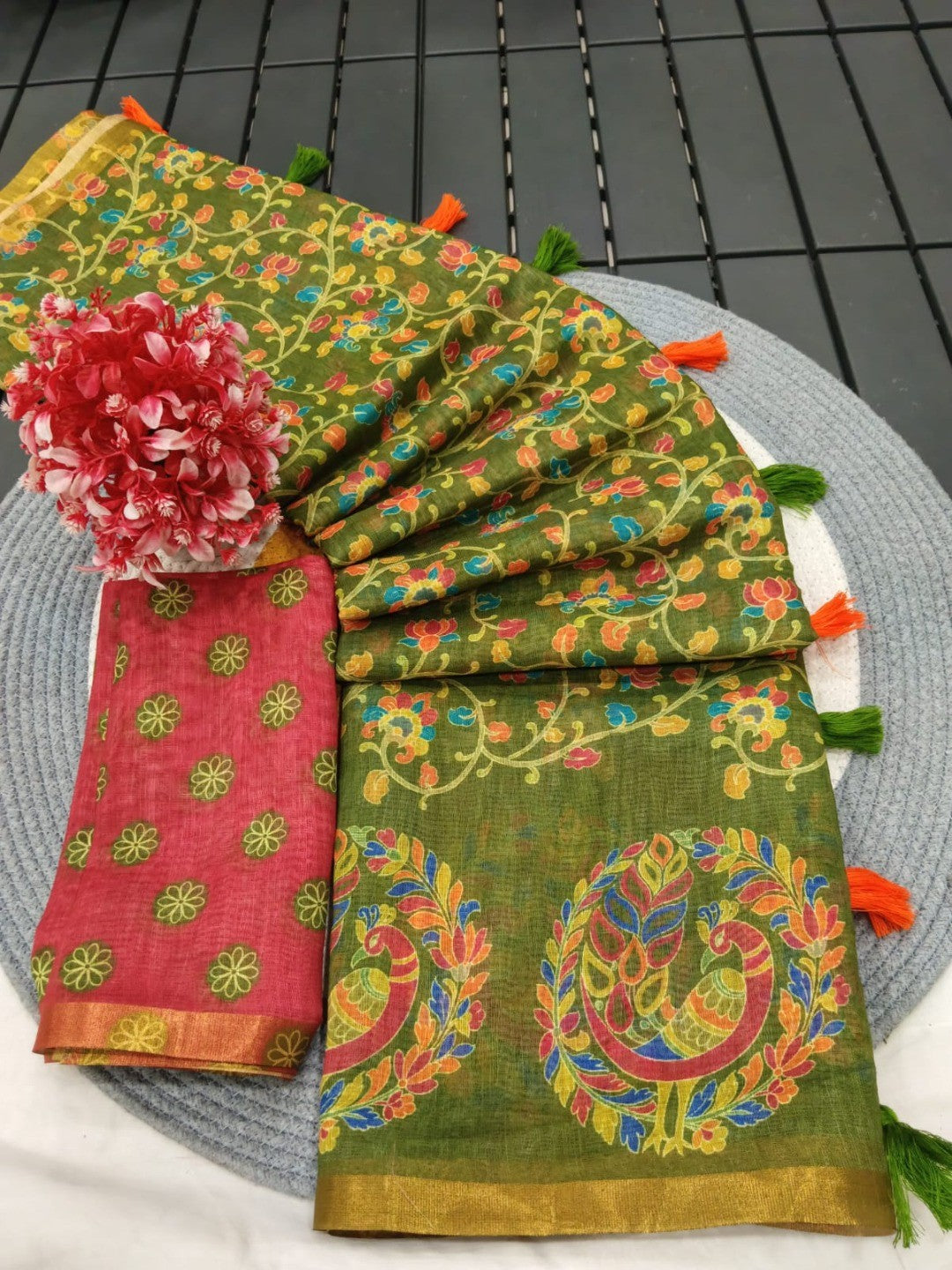 Graceful Green Linen Saree with Ethnic Printed Border Design - Image 3