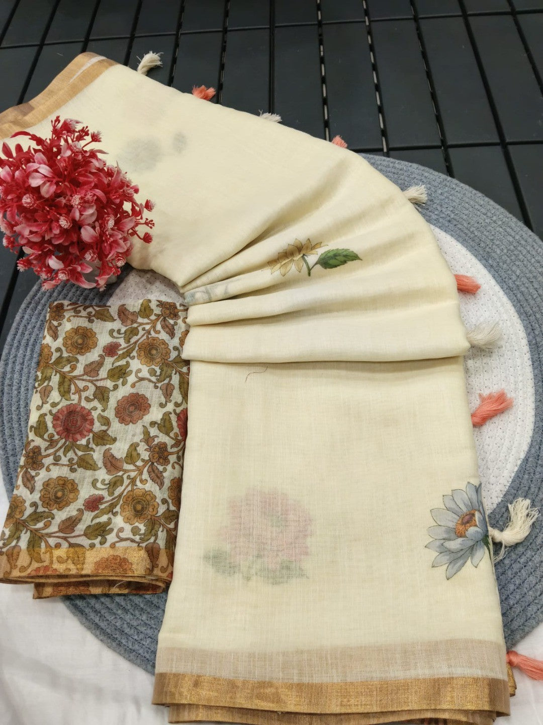 Elegant Cream Linen Saree with Floral Print and Golden Border - Image 3