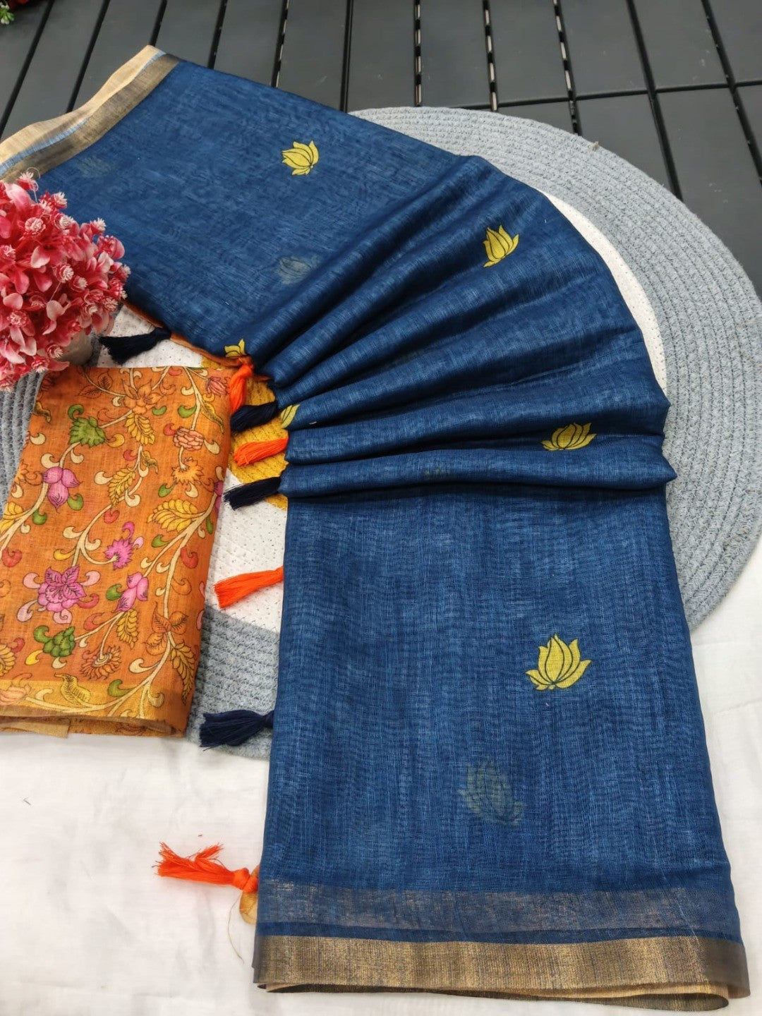 Stylish Blue Linen Saree with Elegant Floral Border Detailing - Image 4