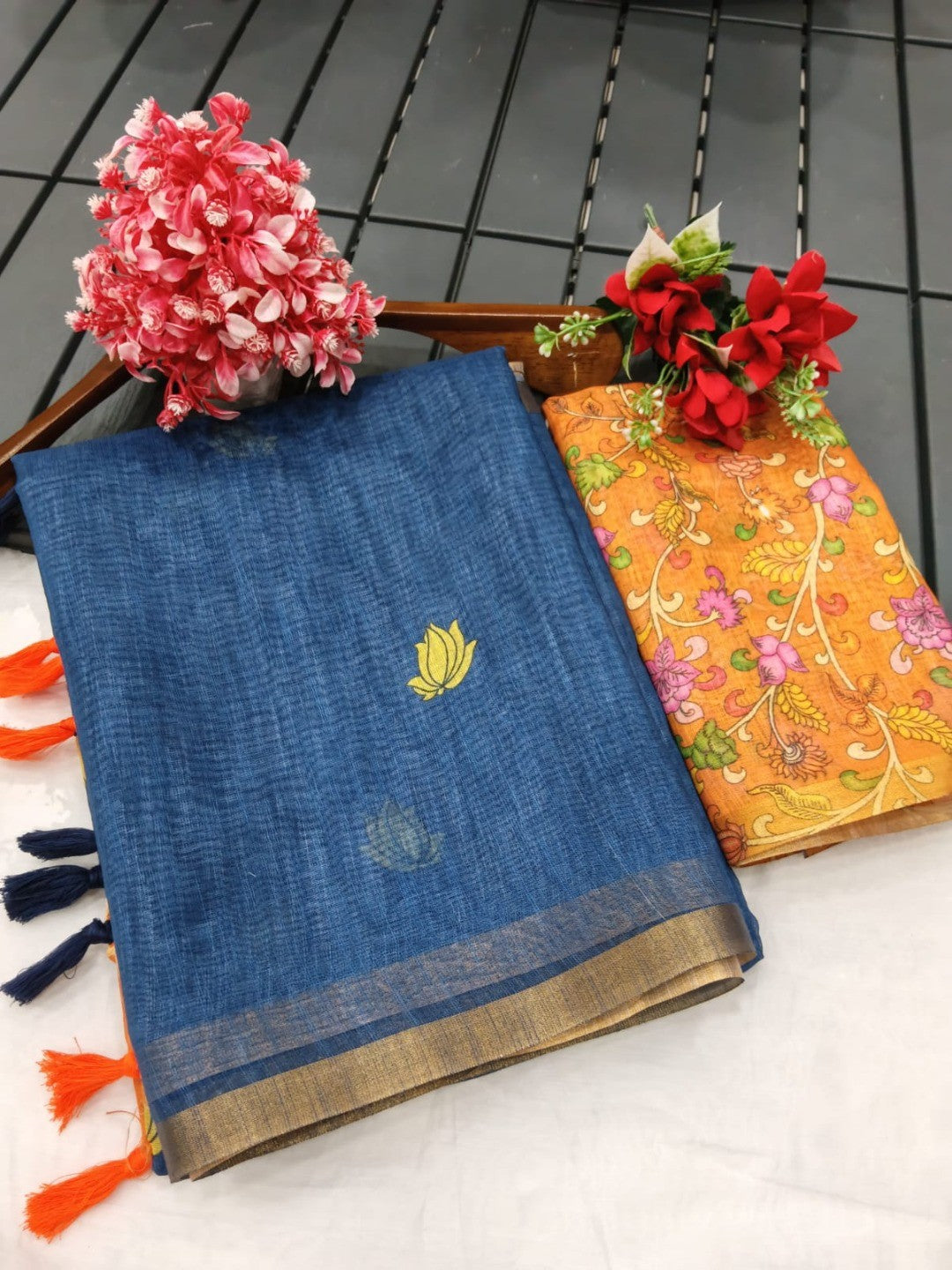 Stylish Blue Linen Saree with Elegant Floral Border Detailing - Image 3