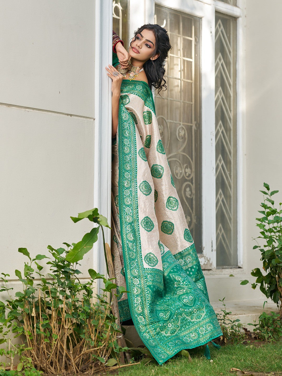 Graceful Cream & Turquoise Floral Weaving Silk Blend Saree Enhanced With Designer Tassel Pallu - Image 3