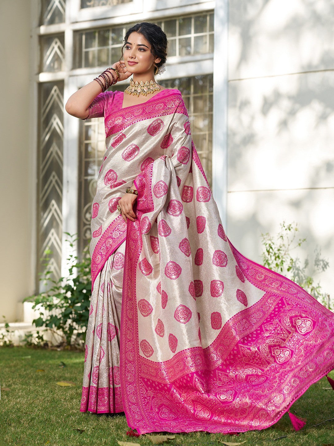 Graceful Cream & Rani Pink Floral Weaving Silk Blend Saree Enhanced With Designer Tassel Pallu - Image 4