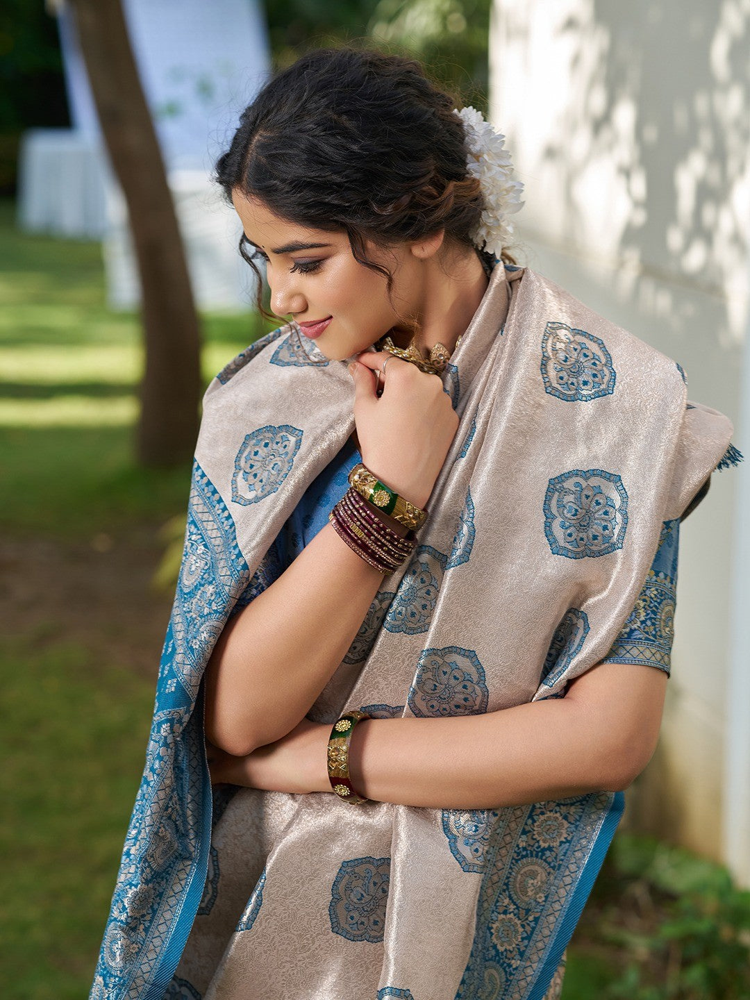 Graceful Cream & Blue Floral Weaving Silk Blend Saree Enhanced With Designer Tassel Pallu - Image 2