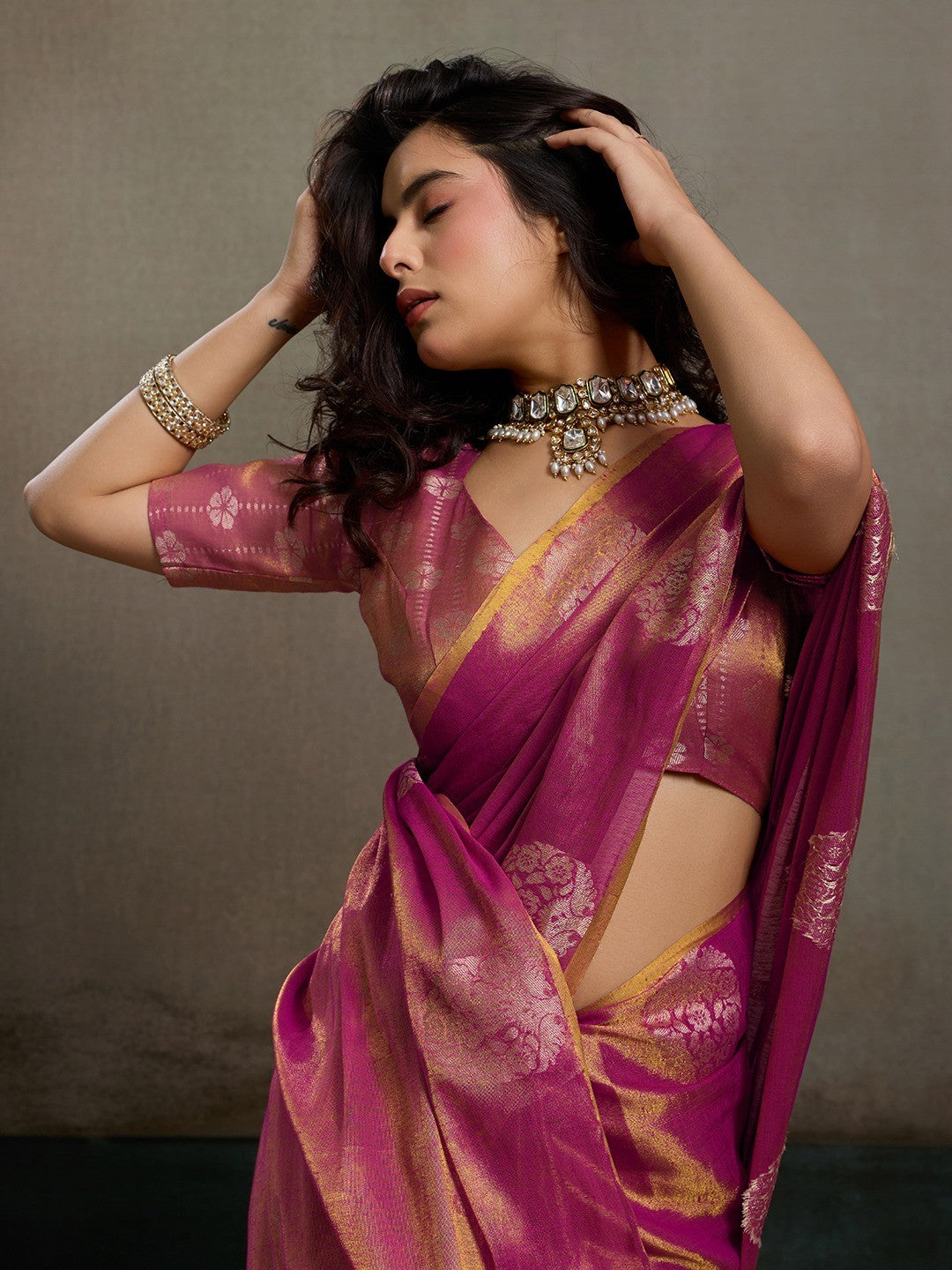 Stylish Magenta Tissue Saree with Fine Woven Floral Patterns and Glossy Finish - Image 5