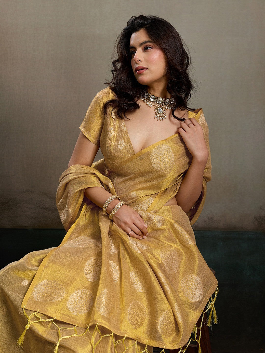 Stylish Beige Tissue Saree with Fine Woven Floral Patterns and Glossy Finish - Image 4