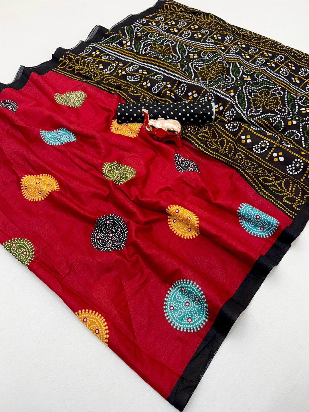 Elegant Red Geometric Printed Mulmul Cotton Saree With Bandhani Inspired Pallu Work - Image 2
