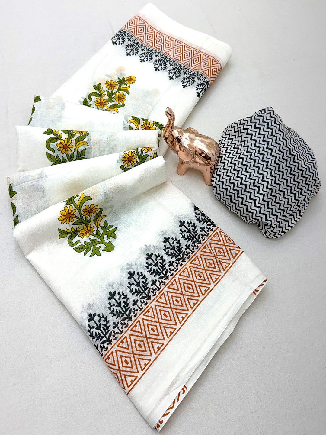 Trendy White Floral Print Mulmul Cotton Saree With Unique Work - Image 3