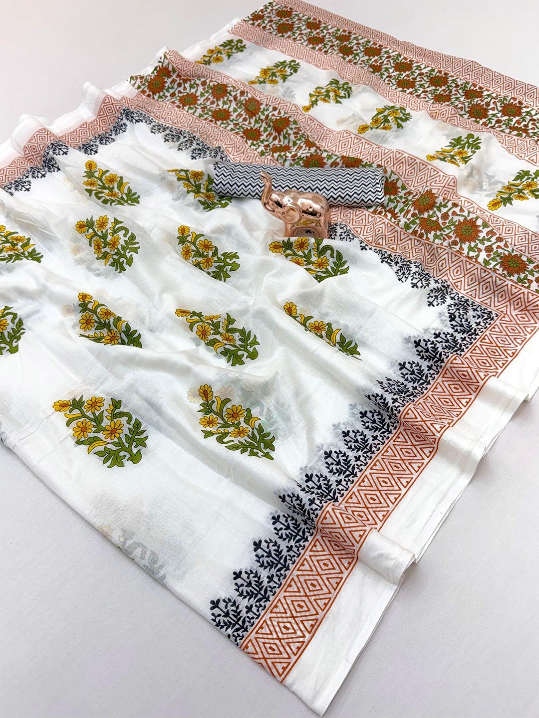 Trendy White Floral Print Mulmul Cotton Saree With Unique Work - Image 2
