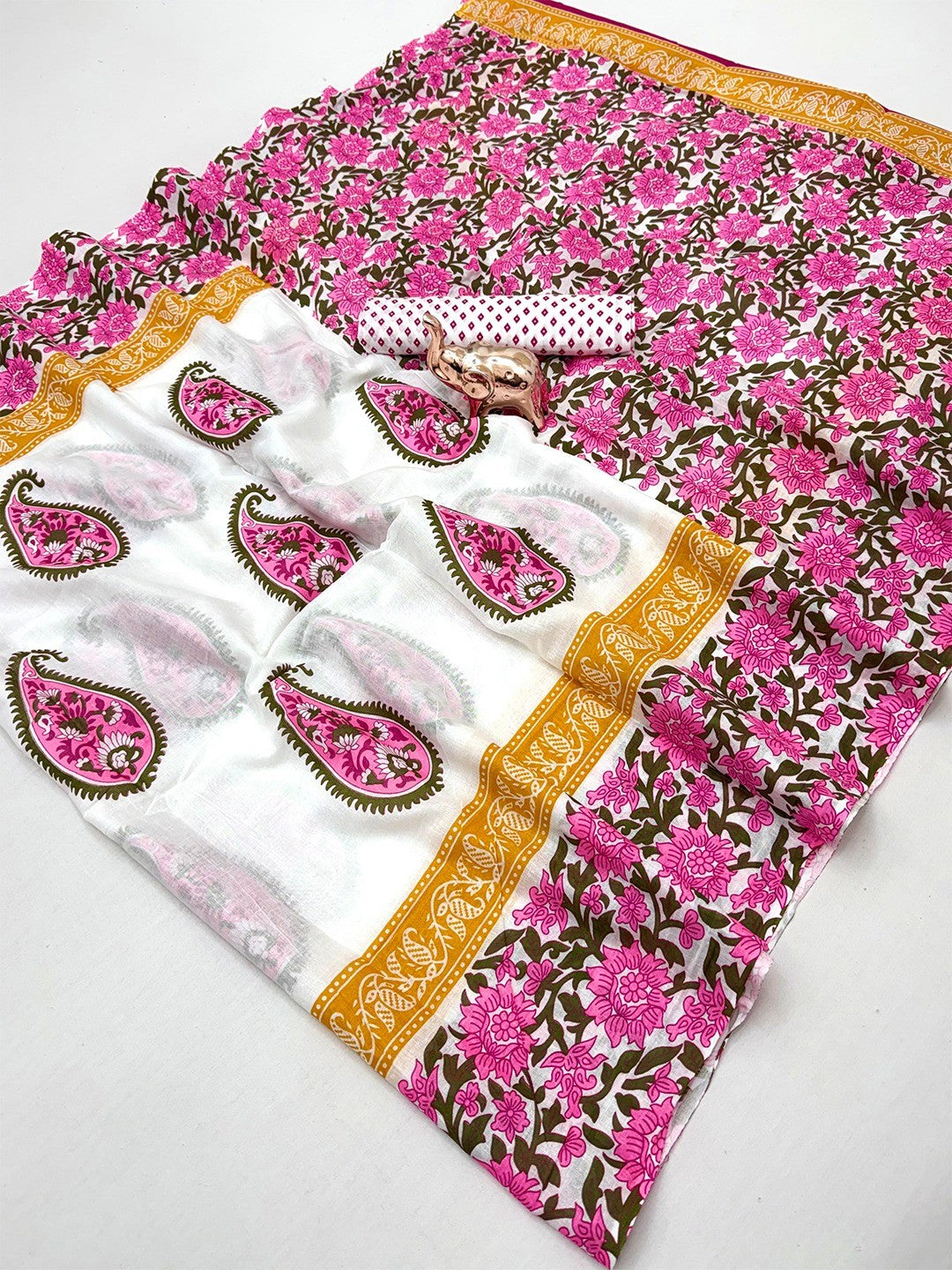Graceful White & Pink Floral Printed Mulmul Cotton Saree With Paisley Motif - Image 3