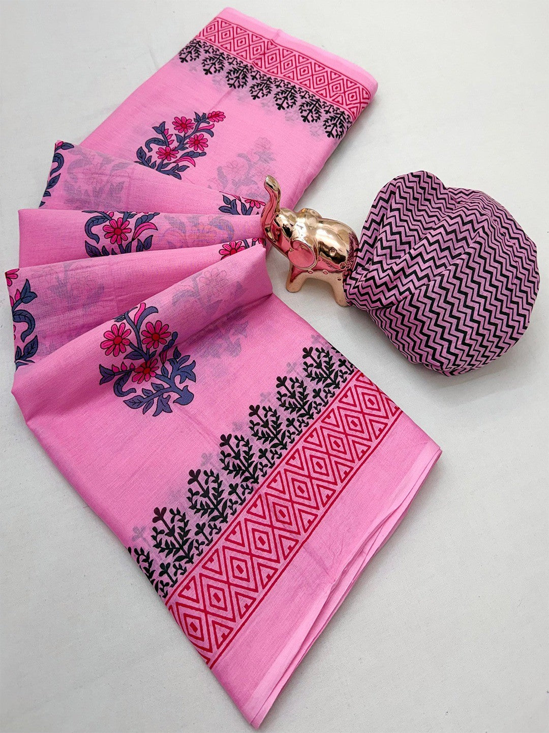 Trendy Pink Floral Print Mulmul Cotton Saree With Unique Work - Image 3