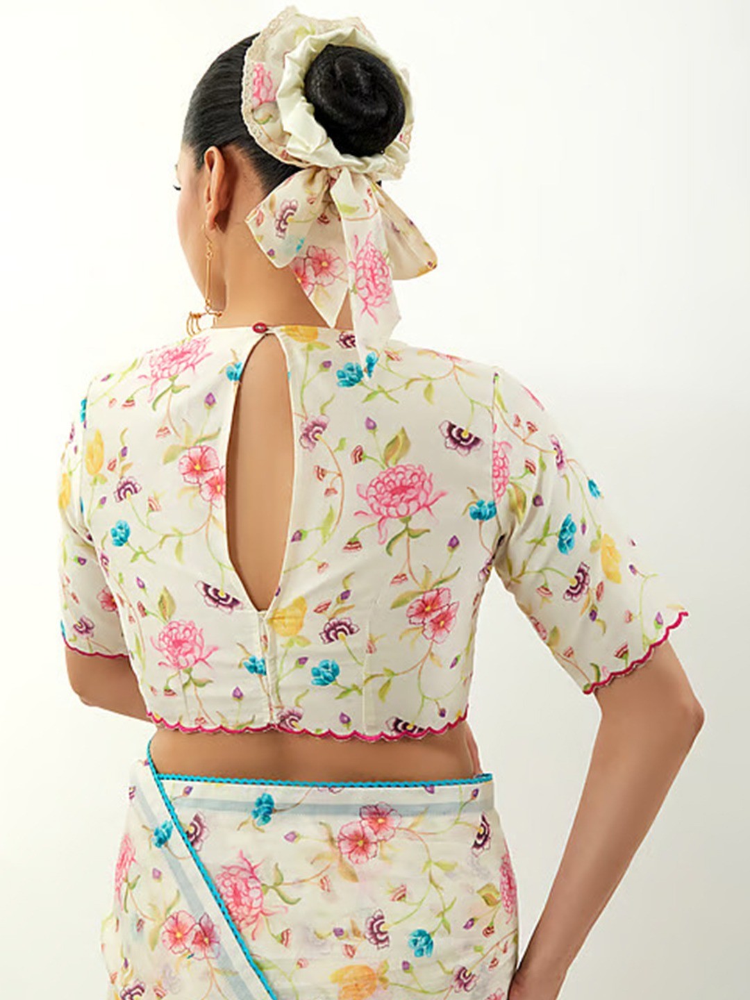 Stylish Cream Floral Print Georgette Saree Highlighted With Lace Border Finish - Image 3