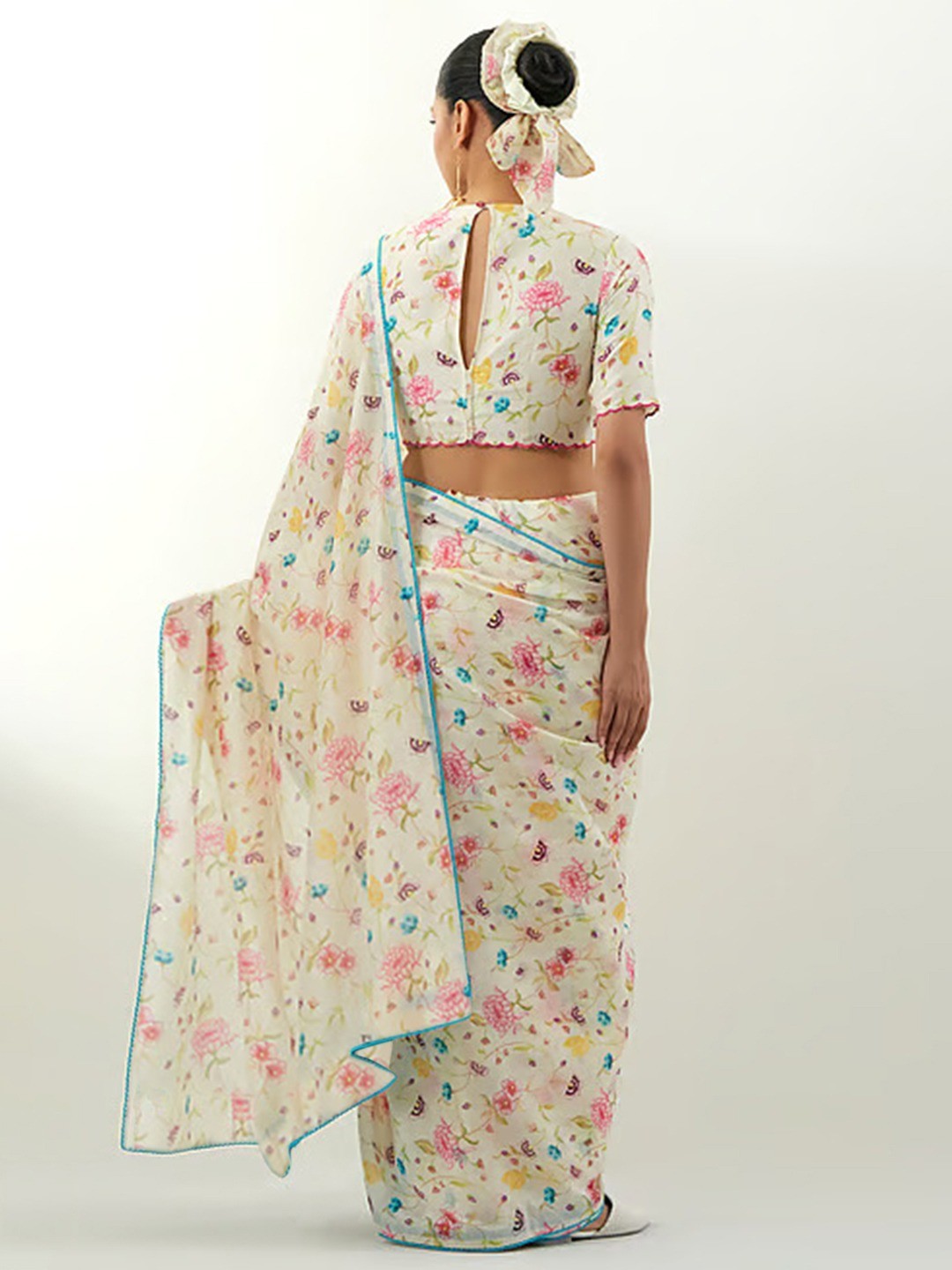 Stylish Cream Floral Print Georgette Saree Highlighted With Lace Border Finish - Image 5