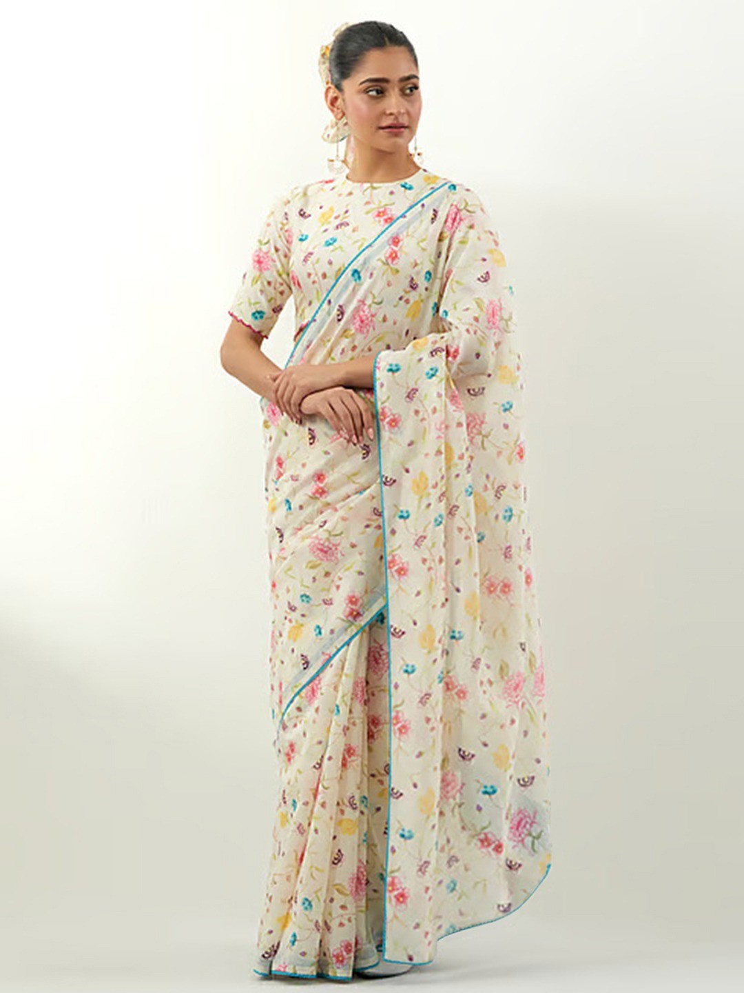 Stylish Cream Floral Print Georgette Saree Highlighted With Lace Border Finish - Image 4