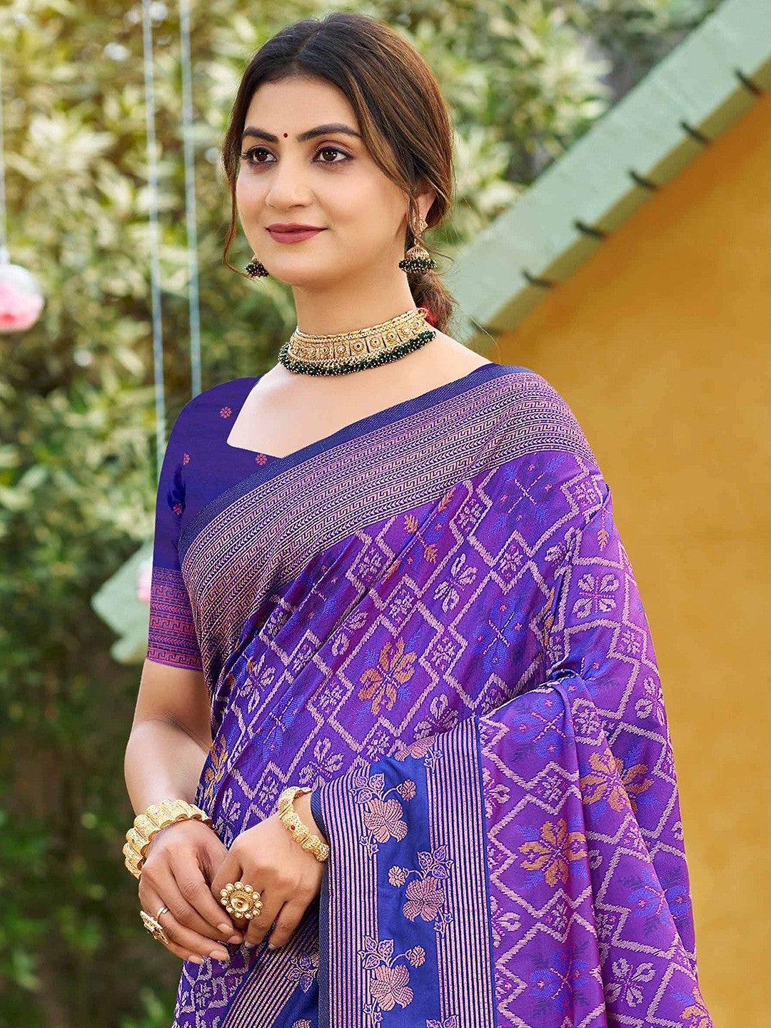 Ethnic Violet Floral & Geometric Zari Weaving Silk Blend Saree With Tassels Pallu - Image 4