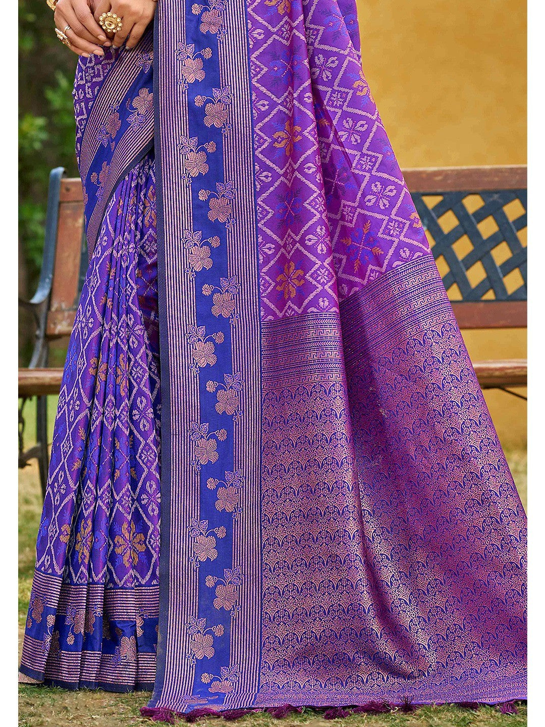 Ethnic Violet Floral & Geometric Zari Weaving Silk Blend Saree With Tassels Pallu - Image 2