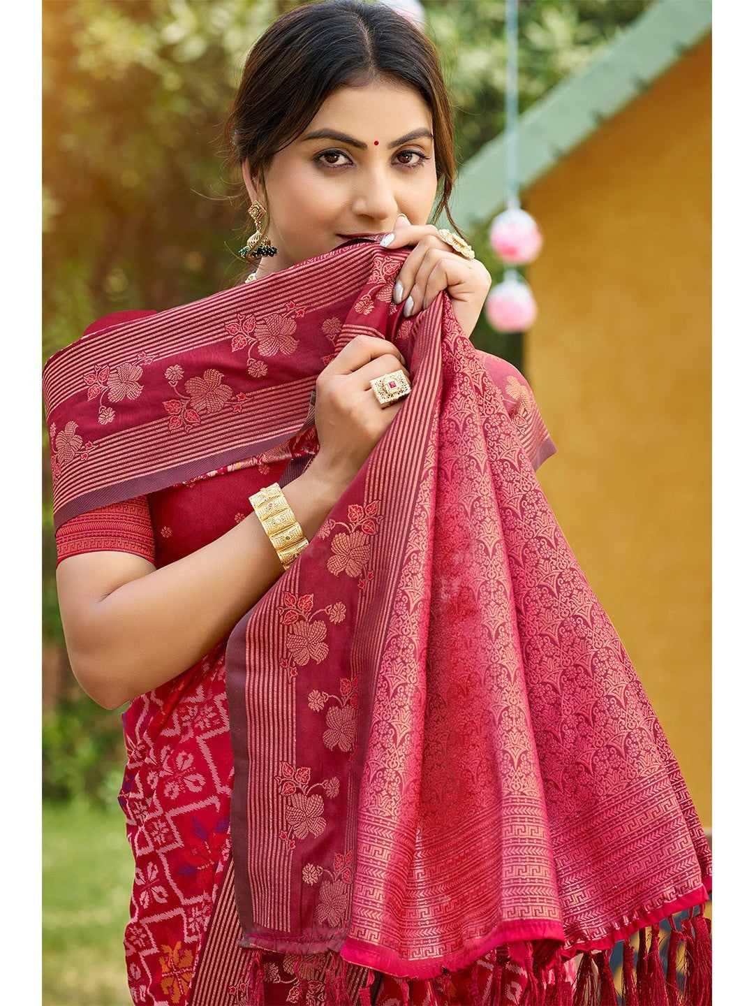 Ethnic Pink Floral & Geometric Zari Weaving Silk Blend Saree With Tassels Pallu - Image 4