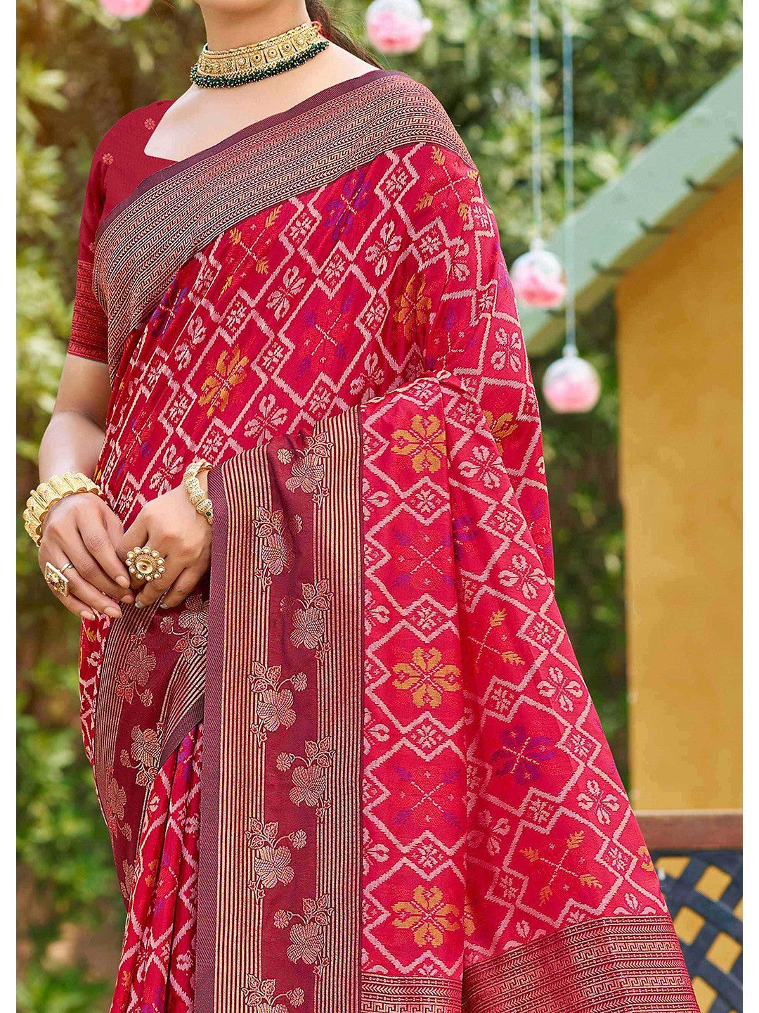 Ethnic Pink Floral & Geometric Zari Weaving Silk Blend Saree With Tassels Pallu - Image 3