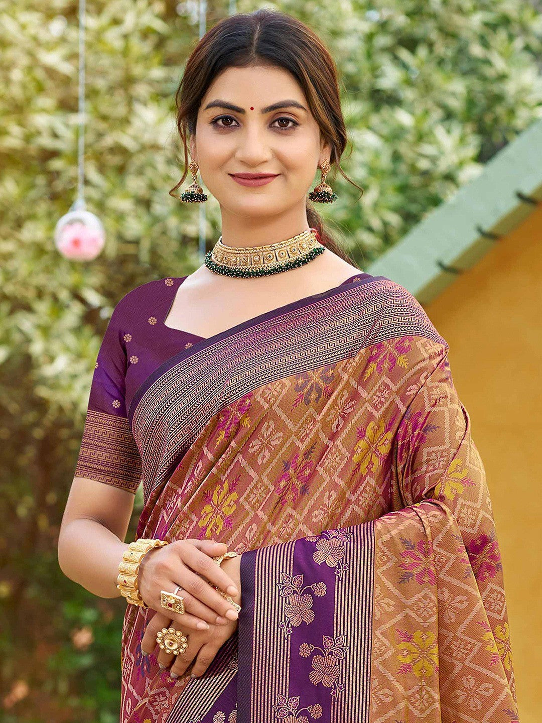 Ethnic Mustard Floral & Geometric Zari Weaving Silk Blend Saree With Tassels Pallu - Image 5