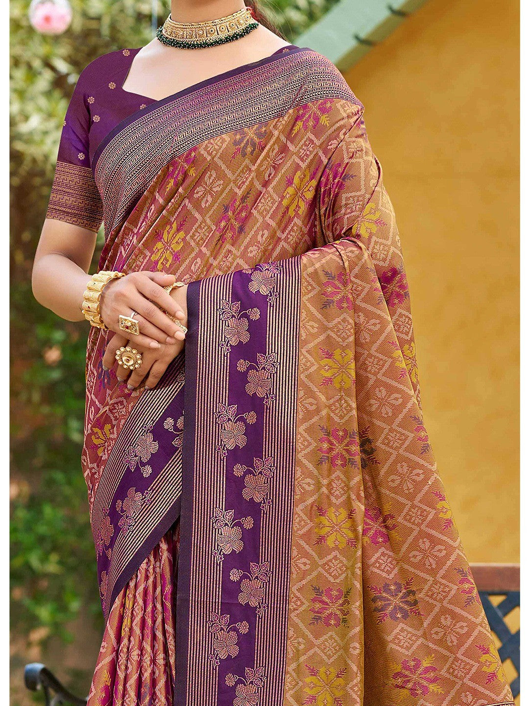 Ethnic Mustard Floral & Geometric Zari Weaving Silk Blend Saree With Tassels Pallu - Image 3