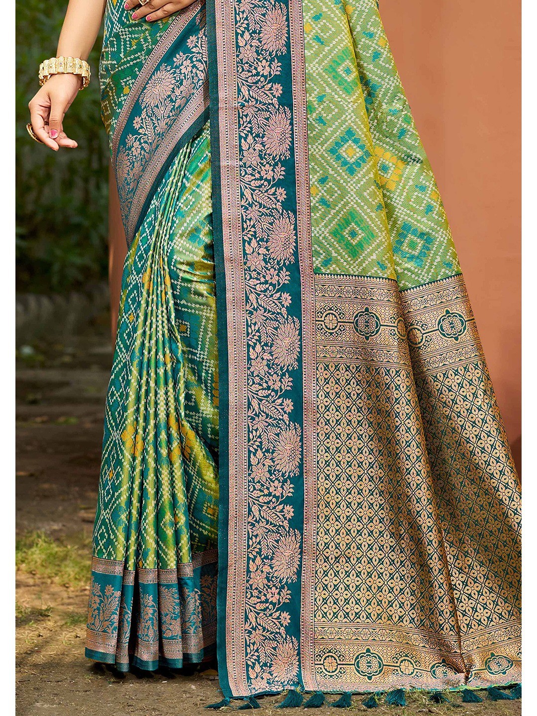 Timeless Teal Green Geometric & Floral Design Weaving Silk Blend Saree With Stylish Tassels Pallu - Image 2