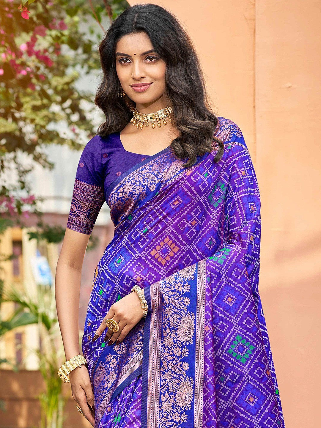 Timeless Violet Geometric & Floral Design Weaving Silk Blend Saree With Stylish Tassels Pallu - Image 4