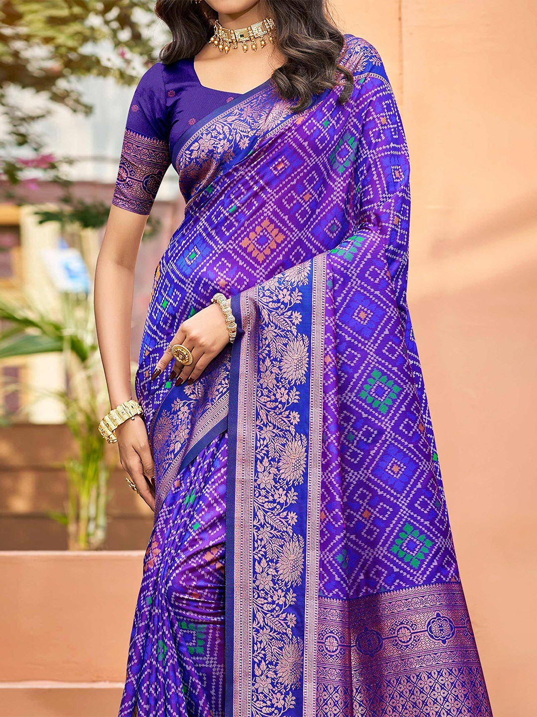 Timeless Violet Geometric & Floral Design Weaving Silk Blend Saree With Stylish Tassels Pallu - Image 3
