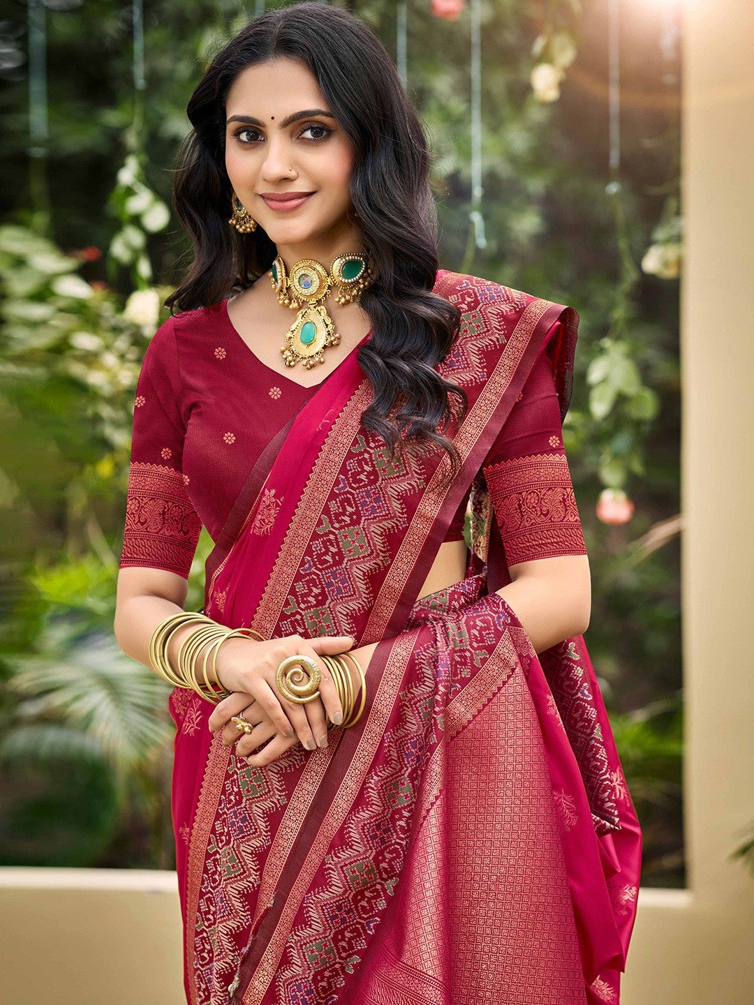 Classic Pink Floral Zari Weaving Silk Blend Saree With Fine Weaving Detailing - Image 5