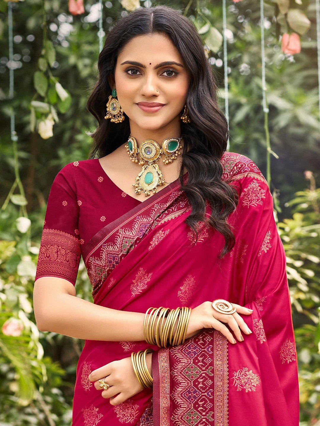 Classic Pink Floral Zari Weaving Silk Blend Saree With Fine Weaving Detailing - Image 4