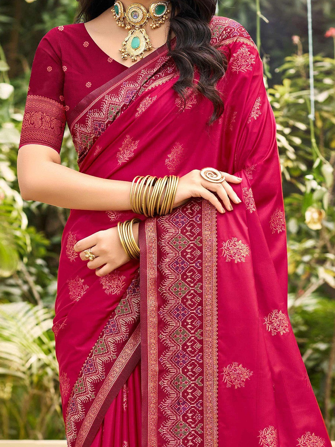 Classic Pink Floral Zari Weaving Silk Blend Saree With Fine Weaving Detailing - Image 3