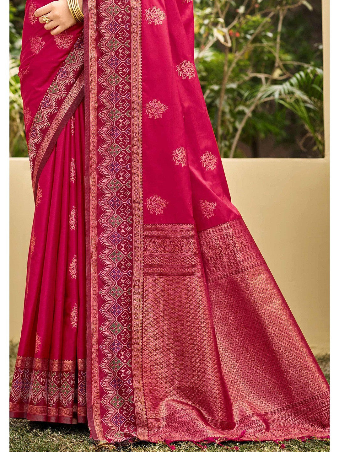 Classic Pink Floral Zari Weaving Silk Blend Saree With Fine Weaving Detailing - Image 2
