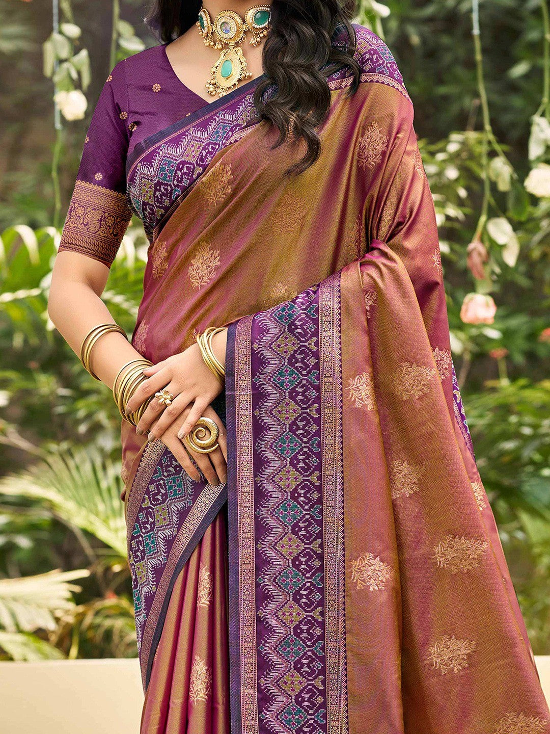 Classic Wine Floral Zari Weaving Silk Blend Saree With Fine Weaving Detailing - Image 3