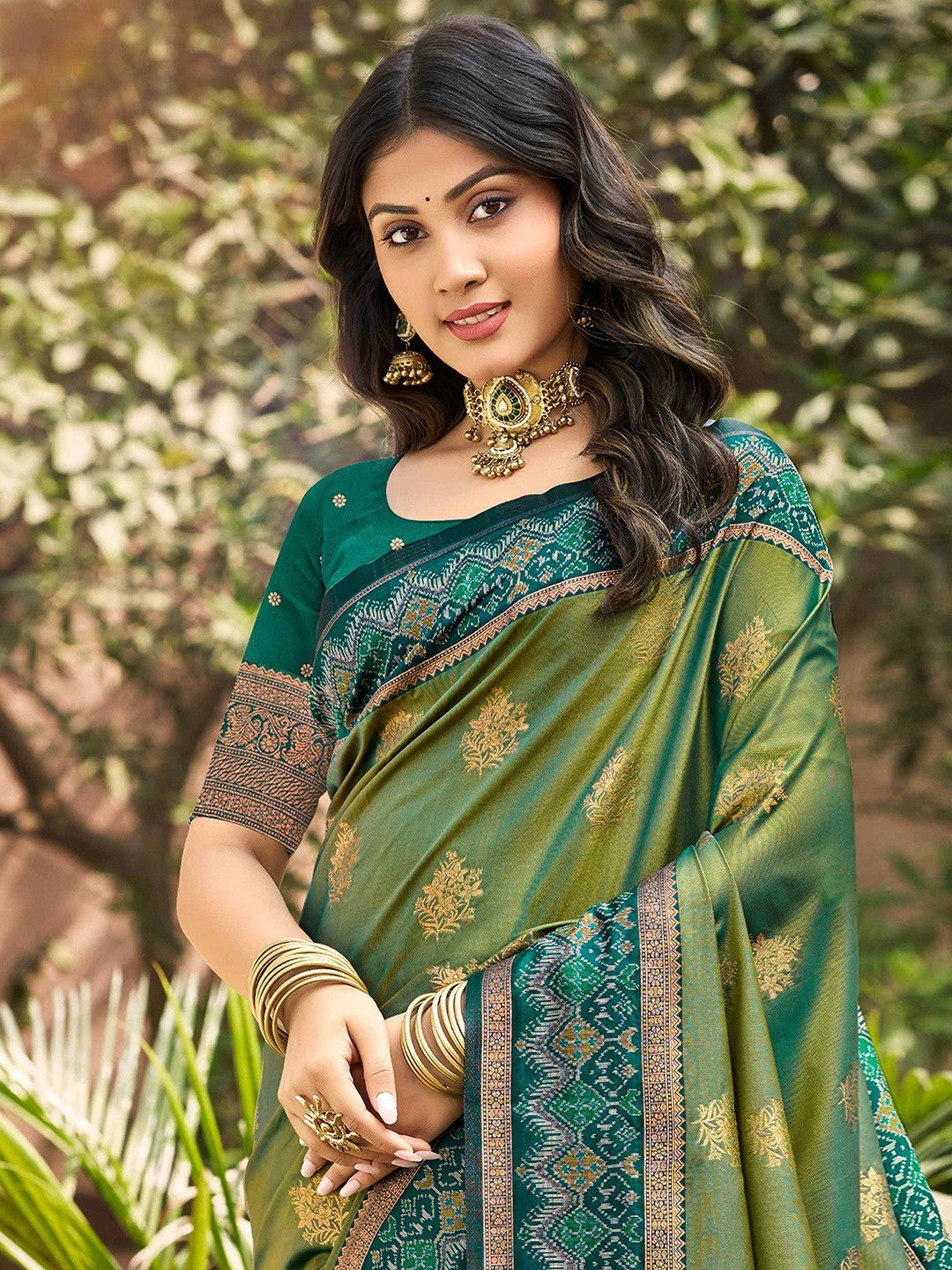 Classic Green Floral Zari Weaving Silk Blend Saree With Fine Weaving Detailing - Image 3
