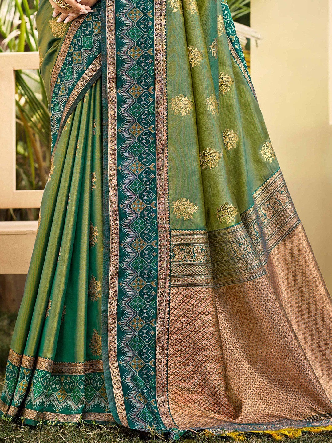 Classic Green Floral Zari Weaving Silk Blend Saree With Fine Weaving Detailing - Image 2