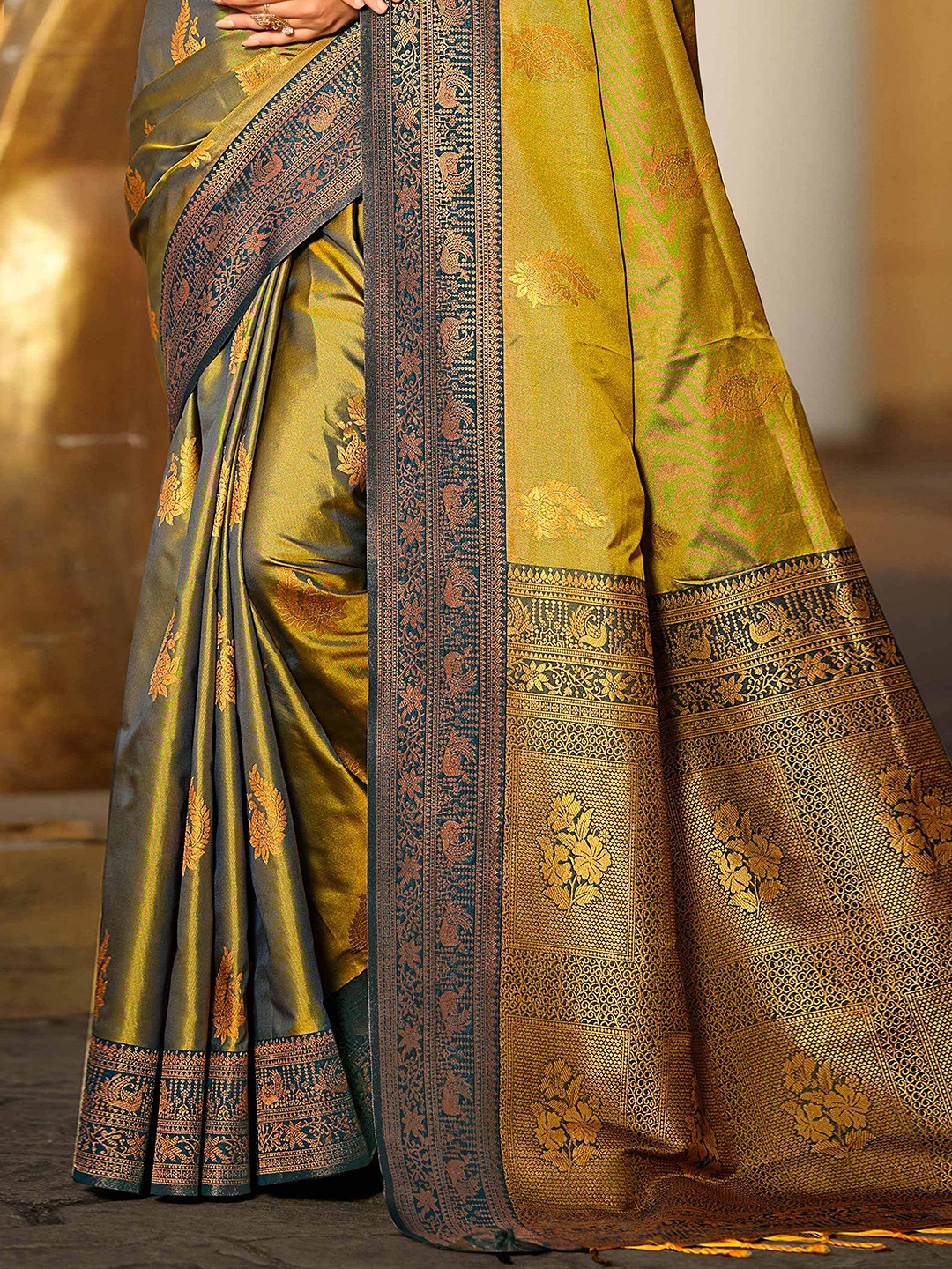 Classic Mehendi Green Peacock & Floral Motif Zari Woven Silk Blend Saree With Decorative Tassel Pallu - Image 2