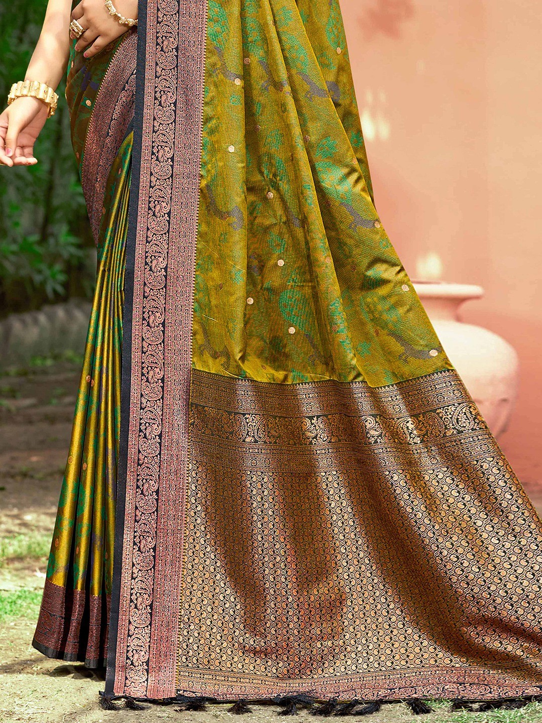 Luxury Mehendi Green Zari Woven Silk Blend Saree With Paisley Motif Border & Attractive Tassel Pallu - Image 2
