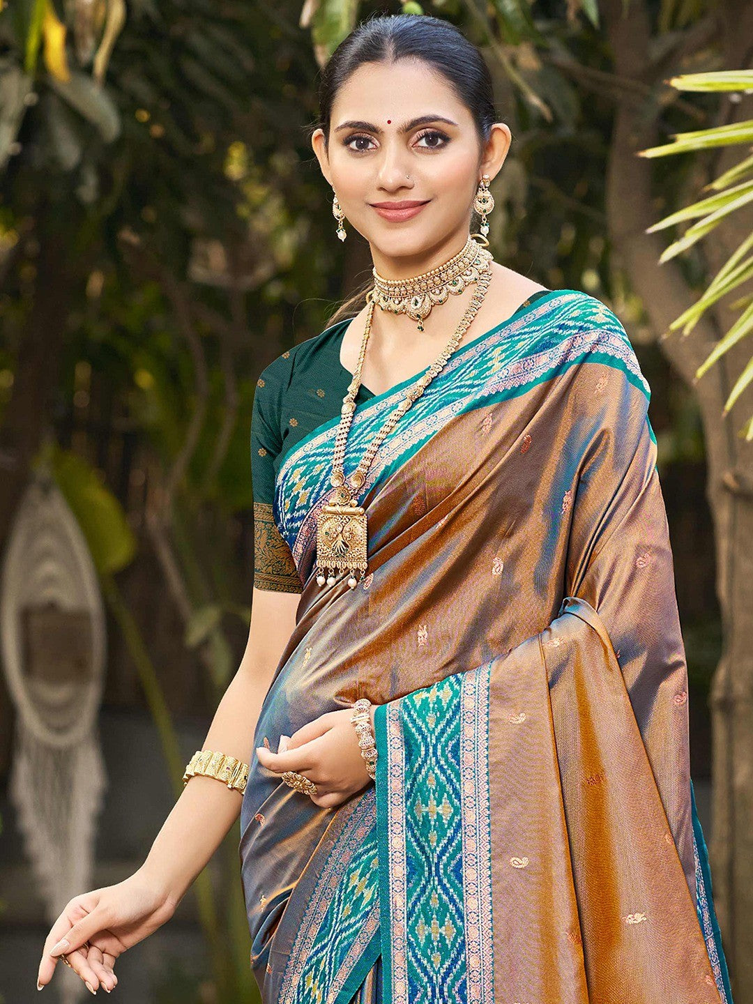Graceful Brown Paisley & Floral Design Zari Work Silk Blend Saree With Attractive Tassels Pallu - Image 5