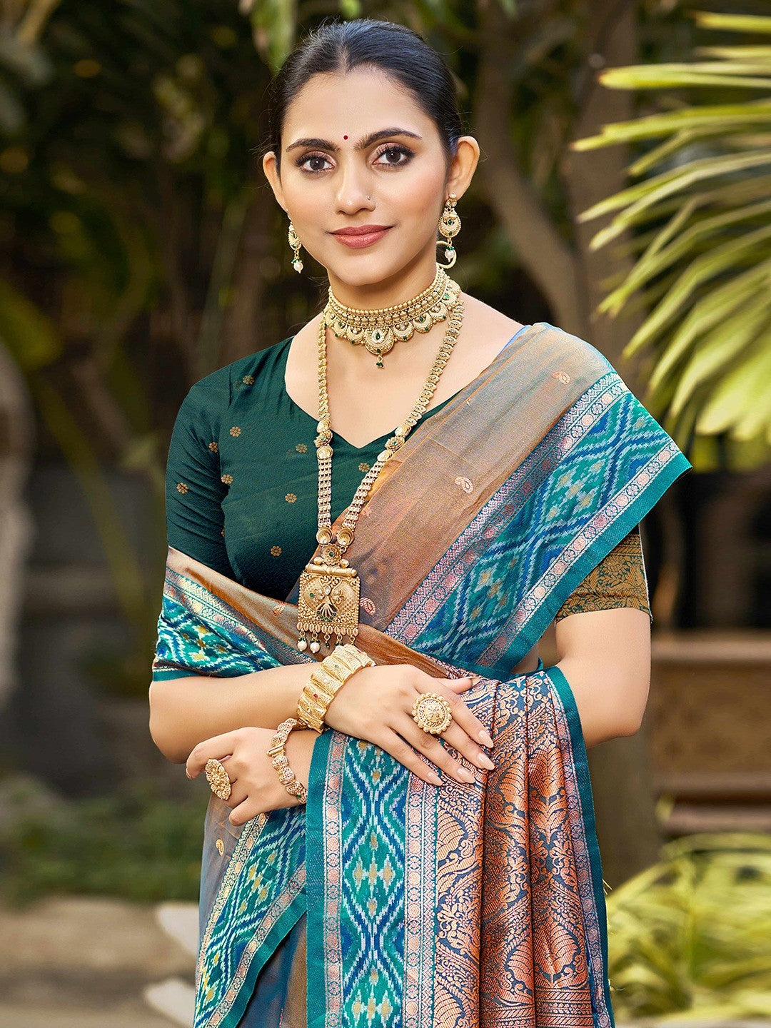 Graceful Brown Paisley & Floral Design Zari Work Silk Blend Saree With Attractive Tassels Pallu - Image 4