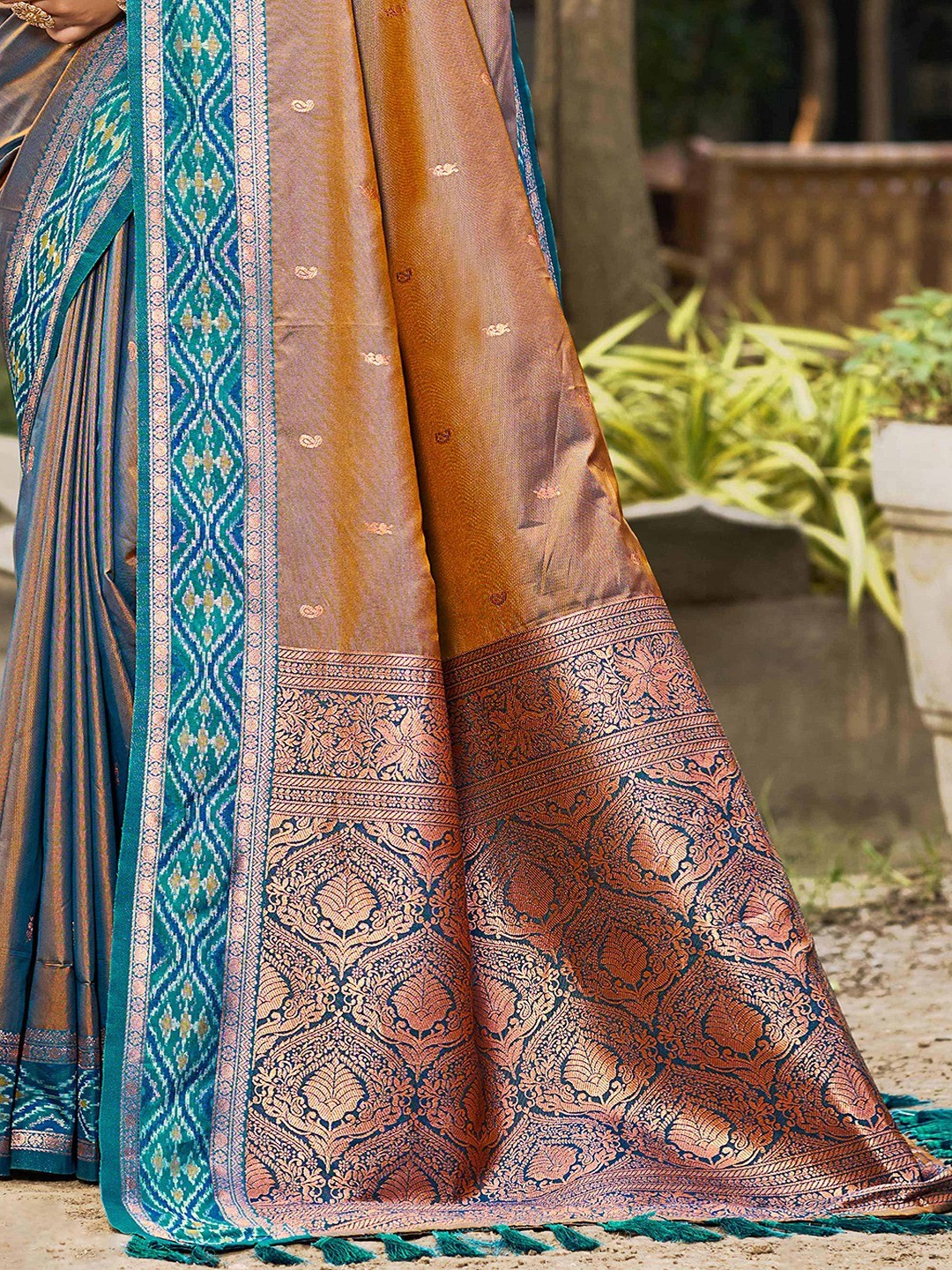 Graceful Brown Paisley & Floral Design Zari Work Silk Blend Saree With Attractive Tassels Pallu - Image 2