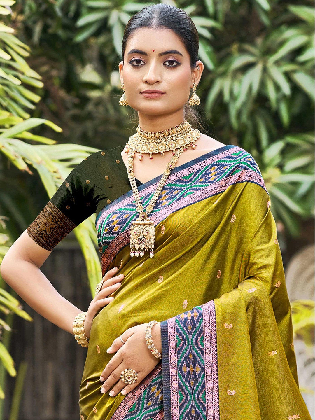 Graceful Mehendi Green Paisley & Floral Design Zari Work Silk Blend Saree With Attractive Tassels Pallu - Image 5