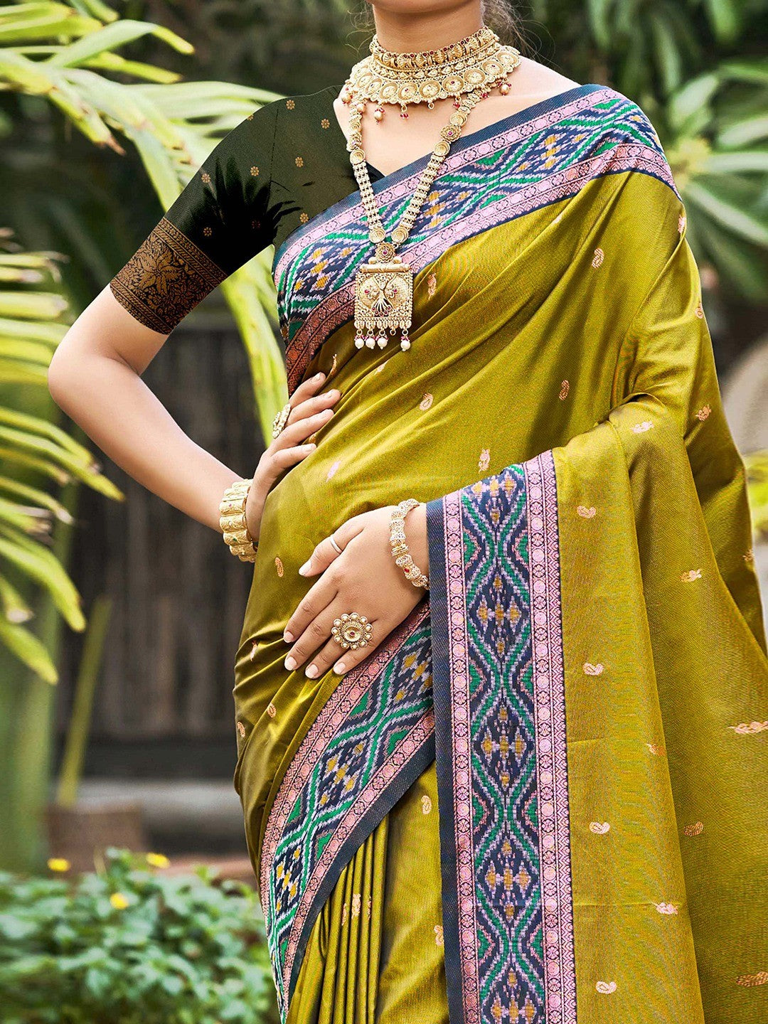 Graceful Mehendi Green Paisley & Floral Design Zari Work Silk Blend Saree With Attractive Tassels Pallu - Image 3